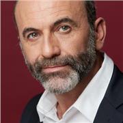 Profesor titulado en Arte Dramatico y expedición en cine, teatro y televisión.  Da clases de teatro e interpretación para la cámar